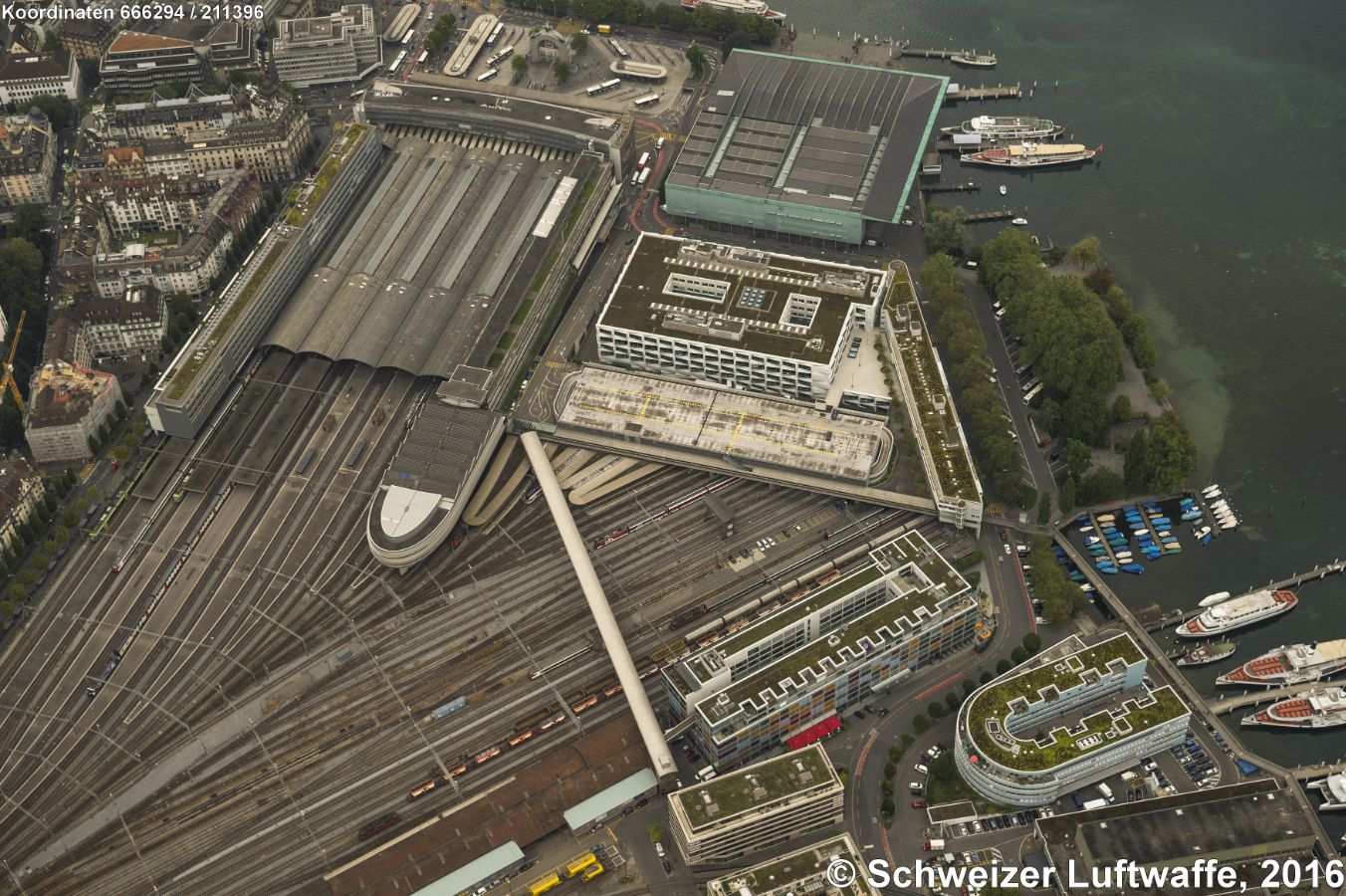 Bahnhof - Universität - KKL Die Hochschule ist eine der kleinsten der Schweiz, zählt rund 3500 Studierende und hat 82 Professuren. Die Universität besteht seit dem Jahr 2000 mit humanwissenschaftlichem Fokus: Theologie, Kultur- und Sozialwissenschaften, Rechts- und Wirtschaftswissenschaften, Gesundheits- und Verhaltenswissenschaften, Medizin und Psychologie.